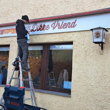 Chez Dikke Vriend, Et Taverne *